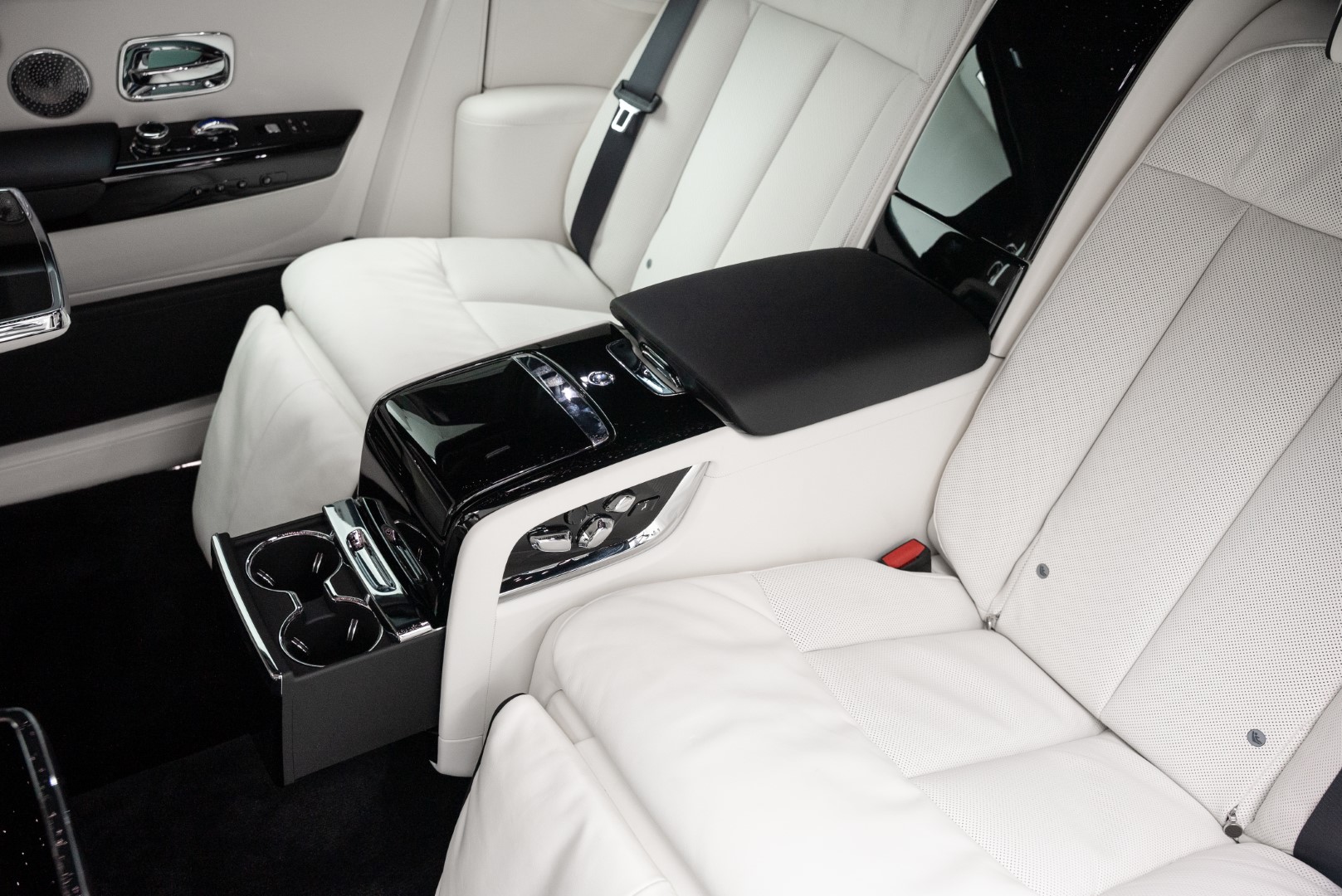 2024 ROLLS ROYCE PHANTOM EXTENDED. SERENTY SEATS. BESPOKE SOUND SYSTEM. REAR CURTAINS.